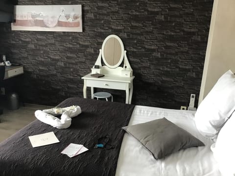 Guesthouse De Steenberg tweepersoonskamer met grote badkamer, kitchenette en tuinzicht op de eerste verdieping Bed and Breakfast in Flanders