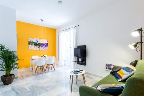 Day, TV and multimedia, Seating area, Dining area