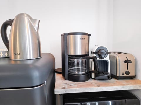 Coffee/tea facilities, toaster, kitchen