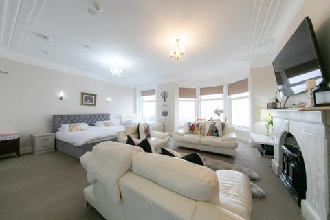 Bed, TV and multimedia, Living room, Photo of the whole room, Seating area, Bedroom, Sea view, hair dresser