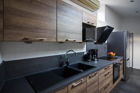 Coffee/tea facilities, Kitchen or kitchenette, dishwasher, stove