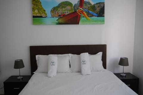 Bed, Property logo or sign, Photo of the whole room, Decorative detail, Bedroom