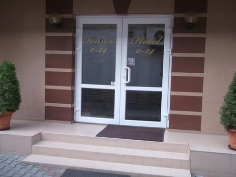 Facade/entrance
