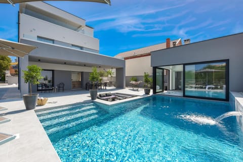 Property building, Day, Pool view, Swimming pool, Swimming pool