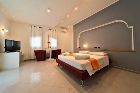 Bed, TV and multimedia, Photo of the whole room, Bedroom, towels, air conditioner