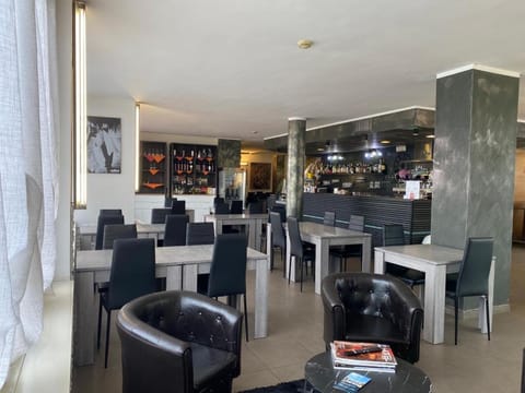 Restaurant/places to eat, Lounge or bar, Seating area, Breakfast