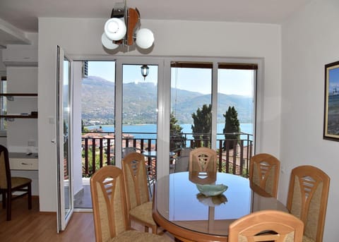 Balcony/Terrace, Seating area, Dining area, Lake view