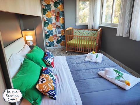 Bedroom, cot