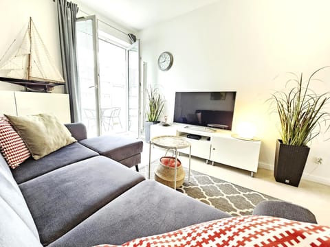 TV and multimedia, Living room, Seating area, Evening entertainment