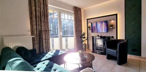 TV and multimedia, View (from property/room), Balcony/Terrace, Living room, Garden view, fireplace