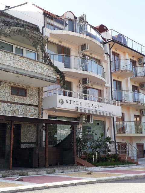 Facade/entrance