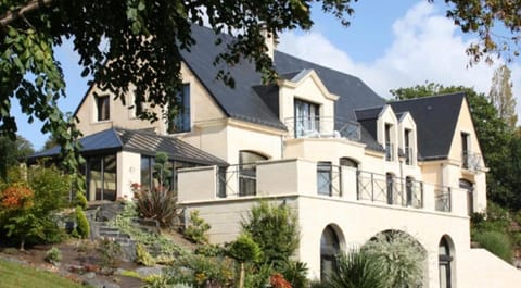 Property building, Facade/entrance, Garden, Garden view