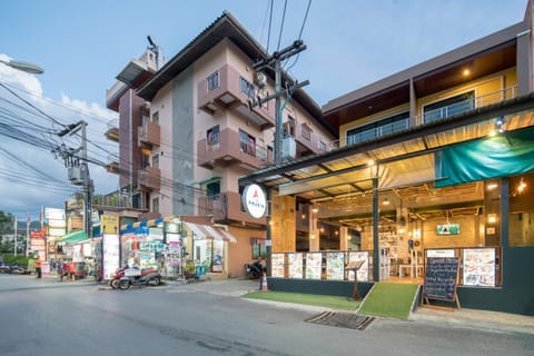 Property building, Restaurant/places to eat, Street view, Location