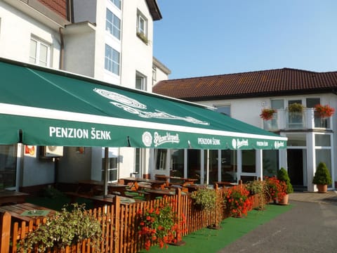 Restaurant/places to eat, Balcony/Terrace