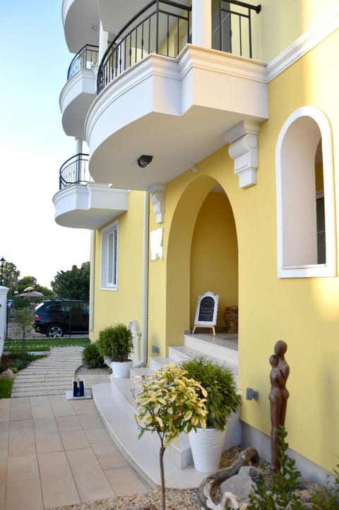 Facade/entrance
