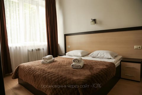 Property building, Restaurant/places to eat, Bed, People, Sauna, View (from property/room), Photo of the whole room, Banquet/Function facilities, Hiking, Bedroom, Guests, Swimming pool, Swimming pool, Breakfast, Dinner, Family, Facility for disabled guests, room service, safe, safe, towels