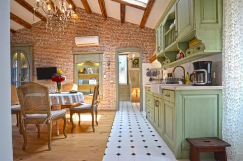 Kitchen or kitchenette, Dining area