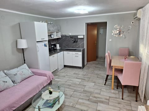 Vacation Home Grill & Chill with 350m2 garden with BBQ Apartment in Novi Vinodolski