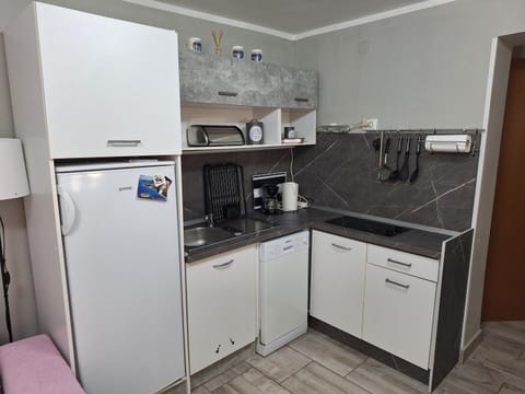 Vacation Home Grill & Chill with 350m2 garden with BBQ Apartment in Novi Vinodolski