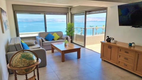 Communal lounge/ TV room, Natural landscape, TV and multimedia, View (from property/room), Balcony/Terrace, Living room, Seating area, Evening entertainment, Mountain view, River view, Sea view