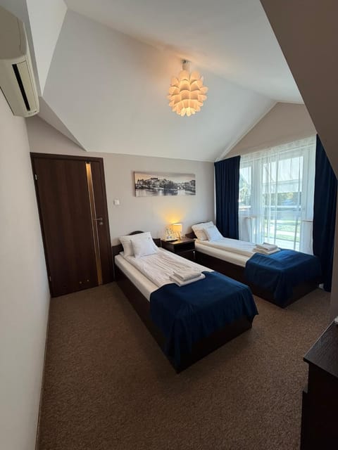 Shower, Bed, Bathroom, TV and multimedia, Coffee/tea facilities, Balcony/Terrace, Photo of the whole room, Banquet/Function facilities, Bedroom, Breakfast, Quiet street view, Parking, hair dryier, heating, heating, internet, internet, safe, towels, wardrobe, air conditioner, air conditioner