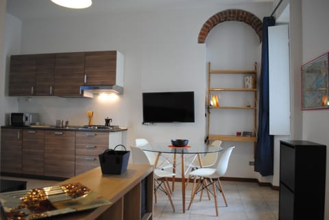 Communal lounge/ TV room, TV and multimedia, Living room, Seating area, Dining area