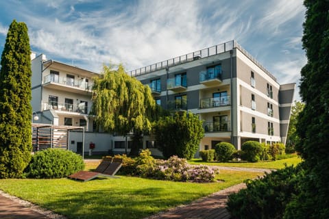 Property building, Spring, Day, Natural landscape, Garden, Garden view