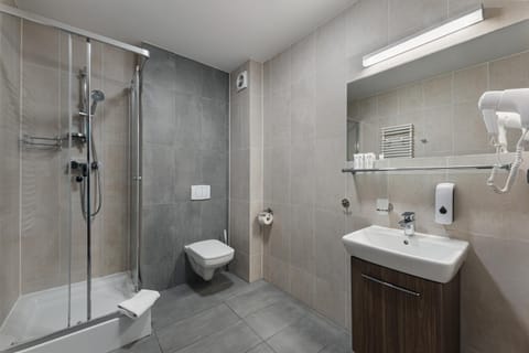 Shower, Toilet, Bathroom, towels