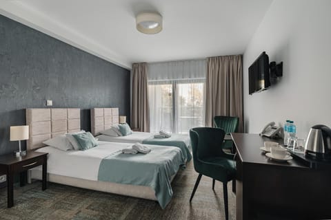 Bed, TV and multimedia, Photo of the whole room, Bedroom, towels