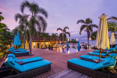Restaurant/places to eat, Beach, Swimming pool, Swimming pool