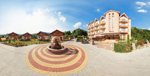Property building, Facade/entrance, Day, Summer, Decorative detail, Decorative detail, On site, Mountain view, Area and facilities, Location