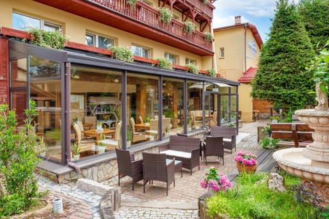 Property building, Patio, Day, Garden