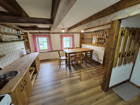 Kitchen or kitchenette, Dining area