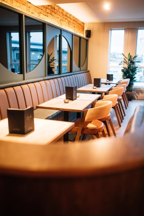 Lounge or bar, Seating area, Dining area