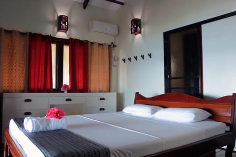 Bed, Photo of the whole room, Bedroom, air conditioner