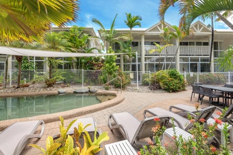Property building, Garden, Swimming pool, Swimming pool
