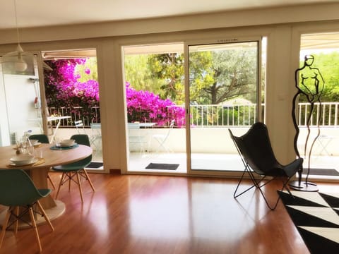 Nearby landmark, Neighbourhood, TV and multimedia, Balcony/Terrace, Living room, Dining area