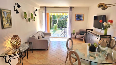 TV and multimedia, Balcony/Terrace, Living room, Dining area, Garden view