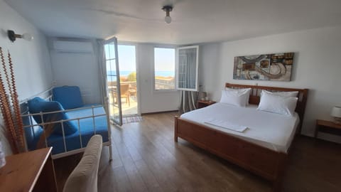 Albatross Seafront House Apartment in Naxos