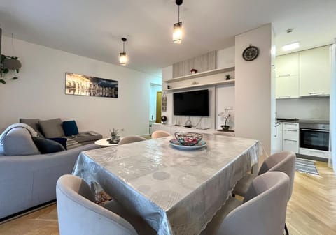 Kitchen or kitchenette, Living room, Seating area, Dining area, oven, stove