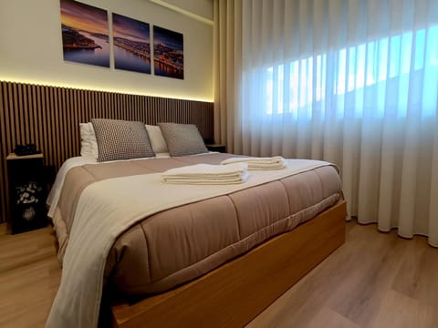 Bed, Photo of the whole room, Decorative detail, Bedroom, furniture, towels