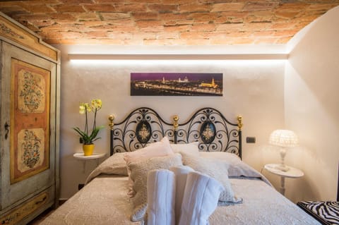 Bed, Day, TV and multimedia, Photo of the whole room, Decorative detail, Family