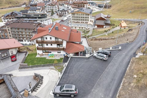 Bird's eye view, Location, Parking