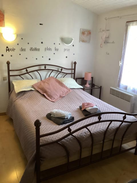 Bed, Photo of the whole room, Bedroom, towels