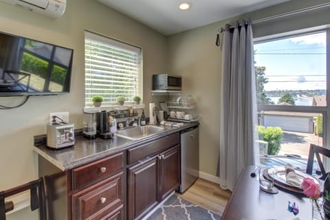 Blue Angels Room Mercer Island House in Mercer Island