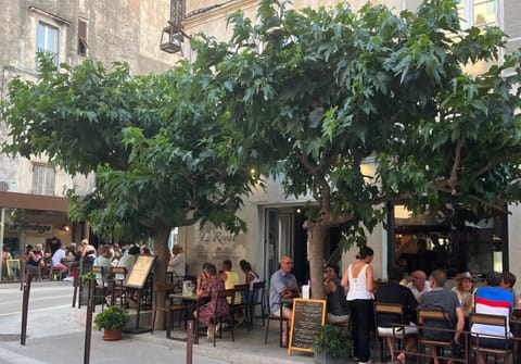 Property building, Restaurant/places to eat, Balcony/Terrace