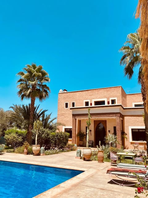 Property building, Day, Garden, Swimming pool