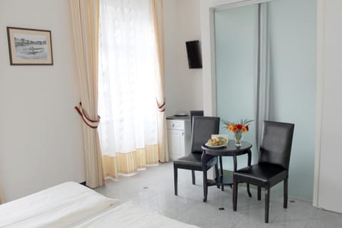 Photo of the whole room, Decorative detail