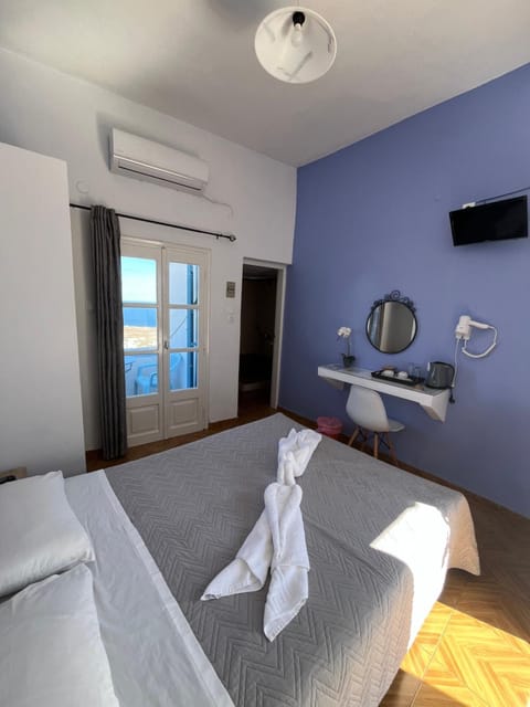 Bed, TV and multimedia, Photo of the whole room, Bedroom, towels, air conditioner