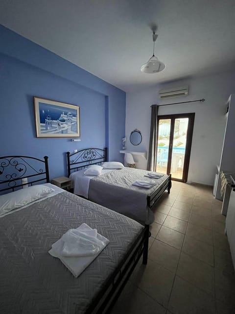 Toilet, Property building, Bed, Balcony/Terrace, Photo of the whole room, Bedroom, towels